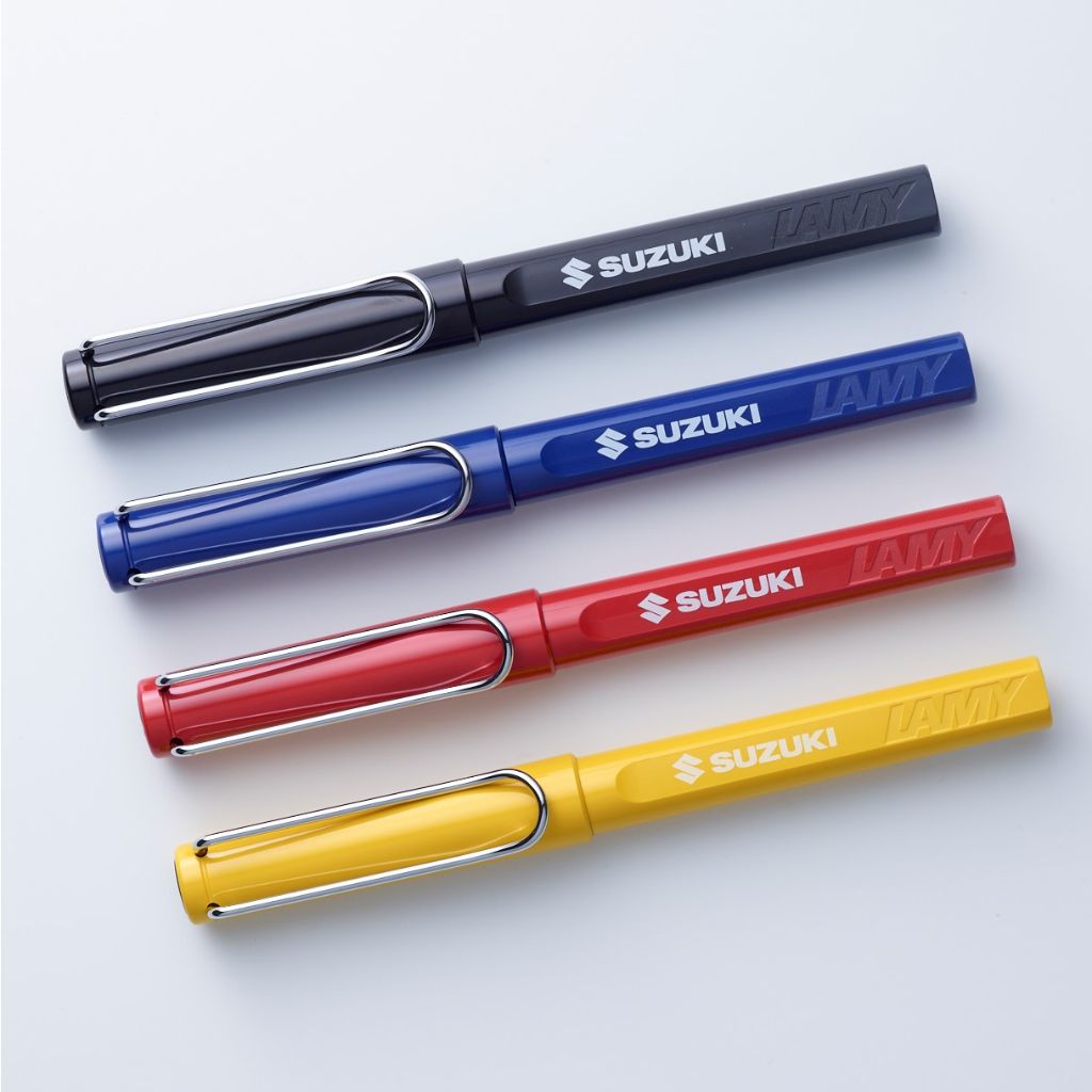 ドイツの老舗筆記具メーカーLAMYとSUZUKIのコラボレーション。機能性とデザイン性を併せ持つ1本です。軽くて丈夫な樹脂製ボディのグリップ部分には、誰もが正しくペンを握れるようにくぼみが設けられています。
大型のワイヤー製クリップは、デニムなど厚手のカジュアルウェアのポケットにもしっかりとグリップします。サラサラとした水性のインクによるボールペンですが万年筆に近い書き味です。