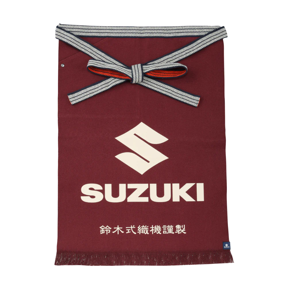 1920年に「鈴木式織機株式会社」としてはじまり、時を経て人々に移動手段を届ける会社へと変化したスズキ。
その「鈴木式織機」で織られた生地を使ったアイテムです。一枚ずつ丁寧に織られた一品物は、アウトドアなどで活躍します。