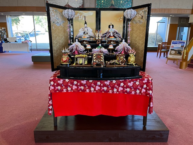 雛人形とつるし飾りを設置しました。